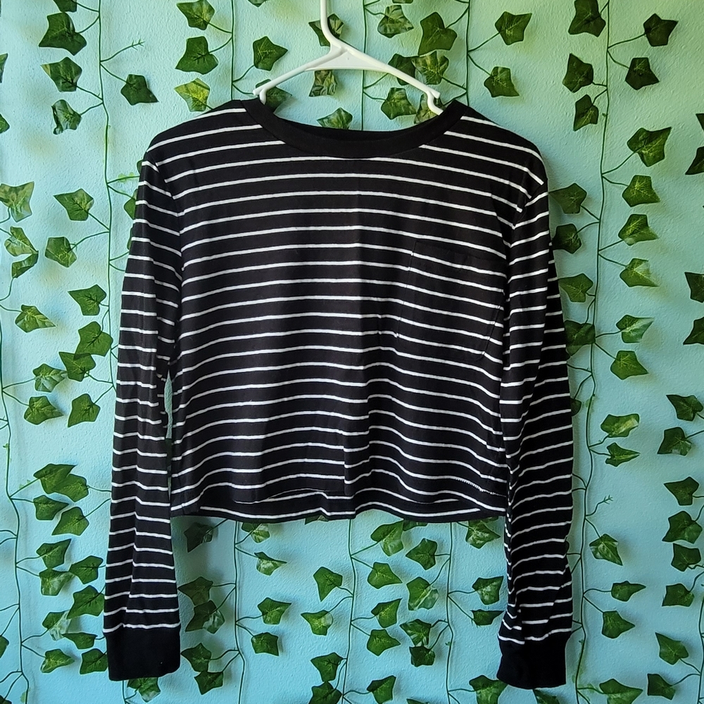 Aeropostale cropped longsleeve shirt in white & black stripes, size small